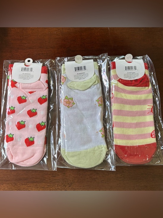 Strawberry Shortcake Set of 3 Pairs of Socks - Picture 2 of 2
